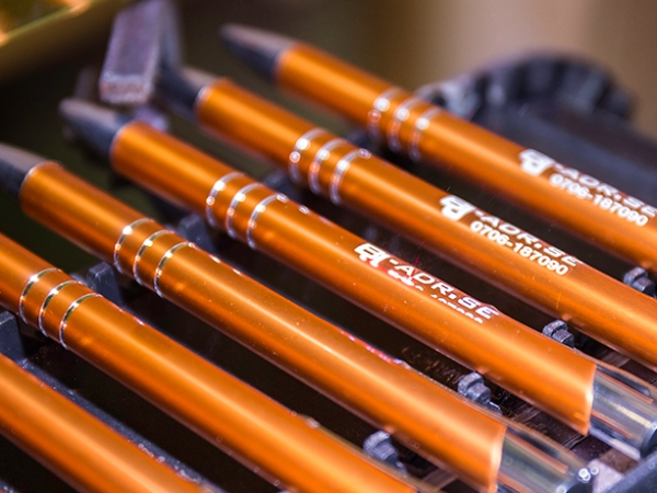 Tanie długopisy z grawerem – od czego zależy ich cena?
