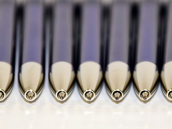 Długopisy z grawerem – sposób na przekazanie najważniejszych informacji
